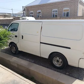 Nissan Urvan 2003