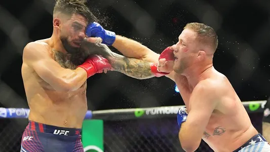 Гэтжи разбил Топурии лицо и стал новым чемпионом UFC