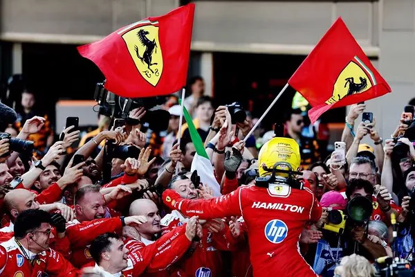 Хэмилтон одержал первую победу в составе Ferrari в Гран-при Формулы-1