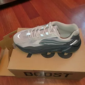 Adidas Yeezy Boost 700