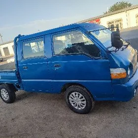 Hyundai H-1 2001