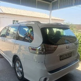Toyota Sienna 2011