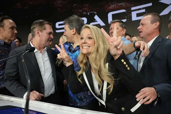 SpaceX-iň IPO-sy köp adamy: ýokary derejeli menejerlerden başlap, adaty kebşirleýjilere we bäsdeşlere çenli baý etdi.
