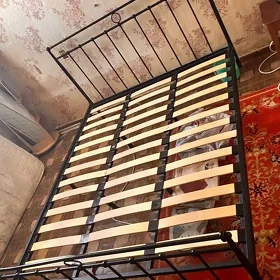 кровать