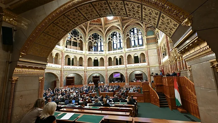 Парламент Венгрии ограничил полномочия премьер-министра двумя сроками