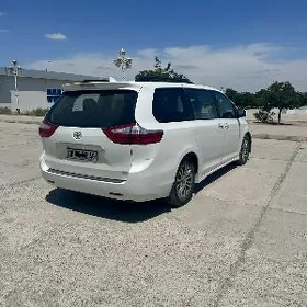 Toyota Sienna 2019