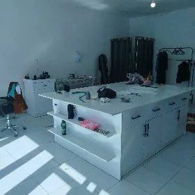 Atelýa bir tikimçi işgär gerek