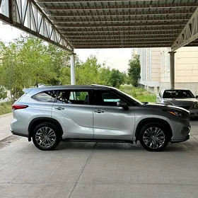 Toyota Highlander 2021