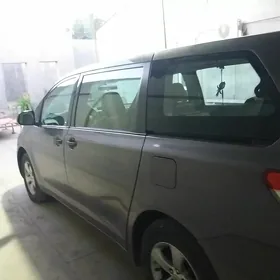 Toyota Sienna 2011