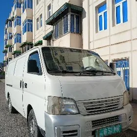 Nissan Urvan 2005