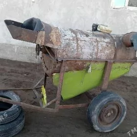 bugdaŷ çykarŷan makina.
