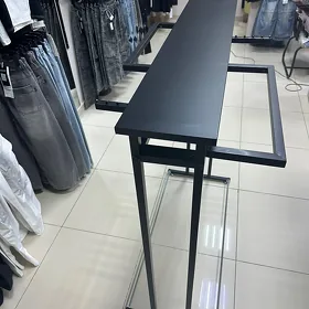 вешалки для одежды в магазине
