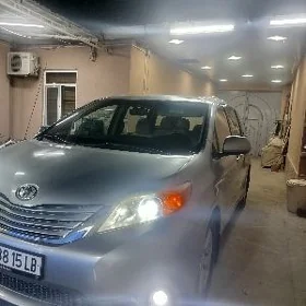 Toyota Sienna 2011