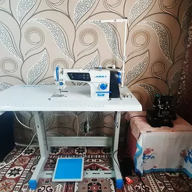 Швейная машинка и оверлок