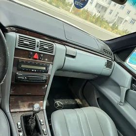 Mercedes-Benz E320 1996