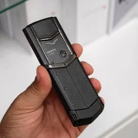 Vertu Signature