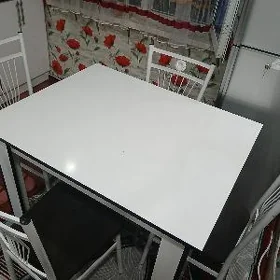Стол и стулья