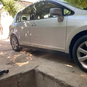 Nissan Tiida 2010