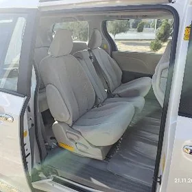 Toyota Sienna 2012