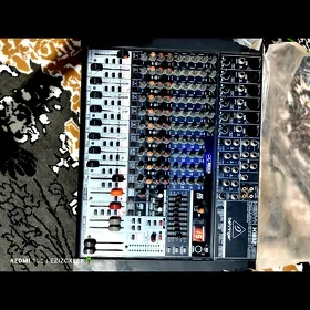 BEHRINGER 1832 pult toy aparat