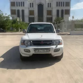 Mitsubishi Pajero 2001
