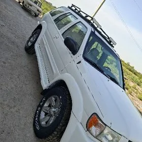 Infiniti QX4 1997