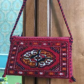 oturÿan gyzyl haly sumka