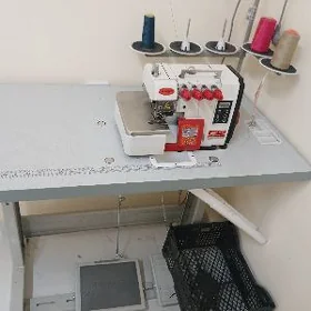 Awerlok juky maşyn