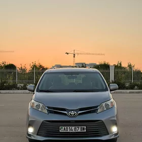 Toyota Sienna 2011