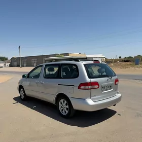 Toyota Sienna 2002