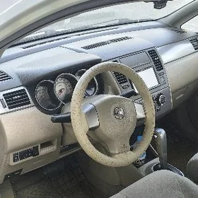 Nissan Tiida 2008