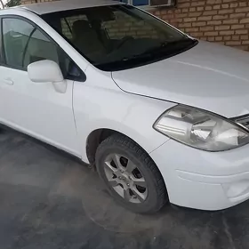 Nissan Tiida 2011