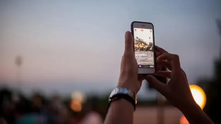 ÝB smartfon öndürijileriň önümleriniň hyzmat möhletini görkezmeklerini isleýär