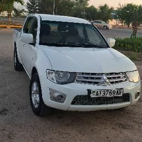 Mitsubishi L200 2013