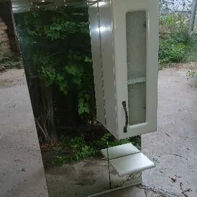 полка с зеркалом