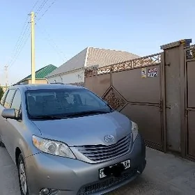 Toyota Sienna 2016