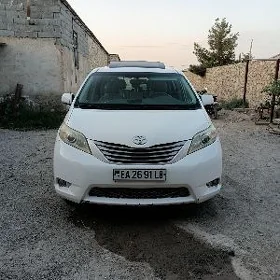 Toyota Sienna 2011
