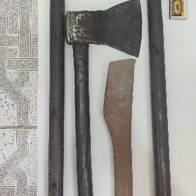 Топоры и кувалда.