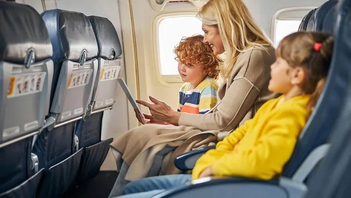 Ryanair awiakompaniýasy ene-atalara çagalarynyň ýanynda mugt oturmaga rugsat berdi