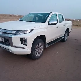 Mitsubishi L200 2021