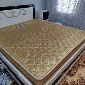 двухспальная кровать и 2 тумбы