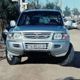 Mitsubishi Pajero 2001