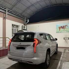 Mitsubishi Pajero 2020
