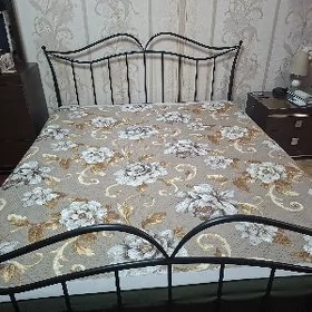 Двуспальная кровать
