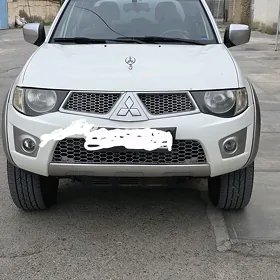 Mitsubishi L200 2012