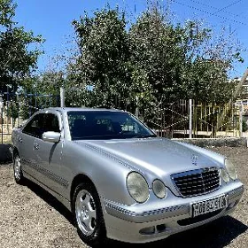 Mercedes-Benz E320 2001
