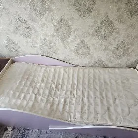 кровать