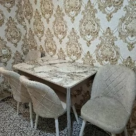 Стол и стулья