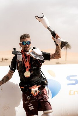 ​Сильнее обстоятельств: французский бегун преодолел 271 км пустыни на одном протезе - img 2