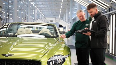 Bentley разработала одежду с углеволокном специально для сборки электромобилей